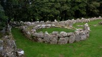 Din Lligwy - roundhouse and boundary wall